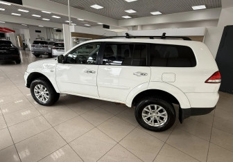 Подержанный автомобиль Mitsubishi Pajero Sport 2013 года (8 фото)