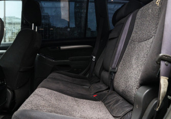 Подержанный автомобиль Toyota Land Cruiser Prado 2004 года (8 фото)