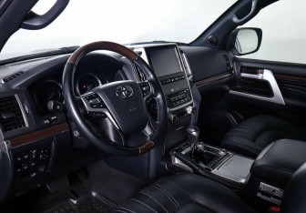 Подержанный автомобиль Toyota Land Cruiser Suv 2019 года (11 фото)