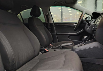 Подержанный автомобиль Volkswagen Jetta Sedan 2015 года (10 фото)