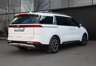 Подержанный автомобиль Kia Carnival 2021 года (4 фото)
