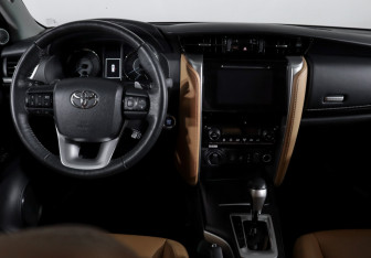 Подержанный автомобиль Toyota Fortuner 2017 года (12 фото)