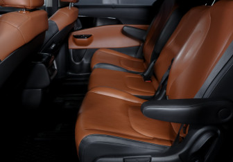 Подержанный автомобиль Kia Carnival 2021 года (10 фото)