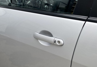 Подержанный автомобиль Nissan Tiida Hatchback 2010 года (17 фото)
