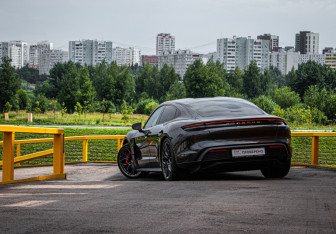 Подержанный автомобиль Porsche Taycan 2020 года (18 фото)