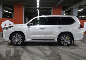 Подержанный автомобиль Lexus LX 2016 года (8 фото)