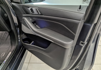 Подержанный автомобиль BMW X5 2020 года (23 фото)