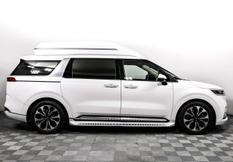 Подержанный автомобиль Kia Carnival 2021 года (4 фото)
