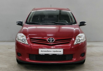 Подержанный автомобиль Toyota Auris Hatchback 2011 года (2 фото)