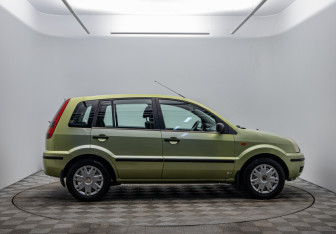 Подержанный автомобиль Ford Fusion 2005 года (4 фото)