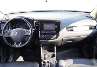 Подержанный автомобиль Mitsubishi Outlander 2015 года (13 фото)