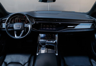 Подержанный автомобиль Audi Q8 2019 года (32 фото)