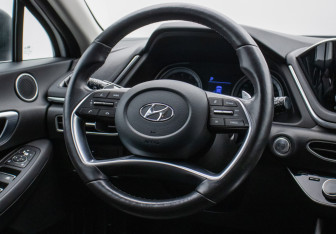 Подержанный автомобиль Hyundai Sonata 2021 года (15 фото)