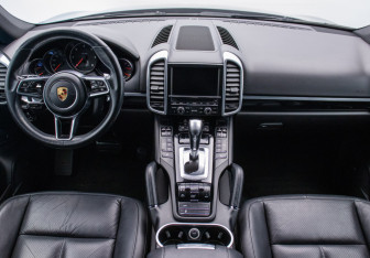 Подержанный автомобиль Porsche Cayenne 2015 года (13 фото)
