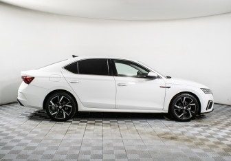 Подержанный автомобиль Skoda Octavia Liftback 2023 года (4 фото)