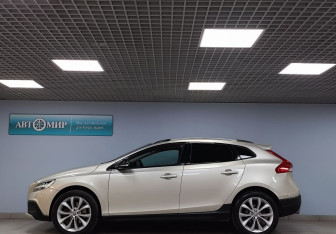 Подержанный автомобиль Volvo V40 Cross Country 2017 года (8 фото)