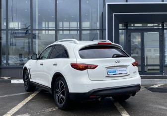 Подержанный автомобиль Infiniti QX70 2016 года (7 фото)