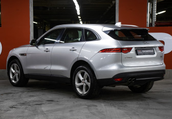 Подержанный автомобиль Jaguar F-Pace 2016 года (7 фото)