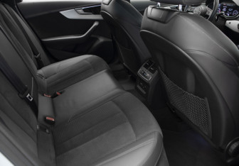Подержанный автомобиль Audi A4 Sedan 2021 года (32 фото)