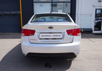 Подержанный автомобиль Kia Cerato Sedan 2011 года (6 фото)