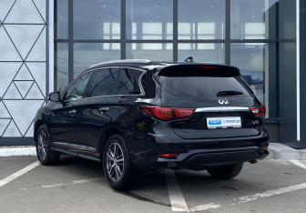 Подержанный автомобиль Infiniti QX60 2017 года (7 фото)