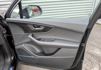 Подержанный автомобиль Audi Q7 2023 года (24 фото)