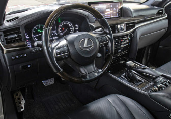 Подержанный автомобиль Lexus LX 2017 года (16 фото)