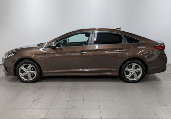 Подержанный автомобиль Hyundai Sonata 2019 года (8 фото)