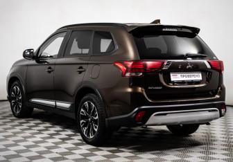 Подержанный автомобиль Mitsubishi Outlander 2021 года (7 фото)