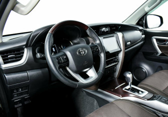 Подержанный автомобиль Toyota Fortuner 2018 года (9 фото)