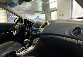 Подержанный автомобиль Chevrolet Cruze Hatchback 2013 года (10 фото)