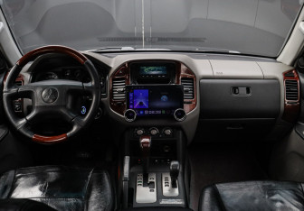 Подержанный автомобиль Mitsubishi Pajero 2005 года (10 фото)