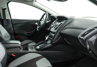 Подержанный автомобиль Ford Focus Hatchback 2013 года (6 фото)