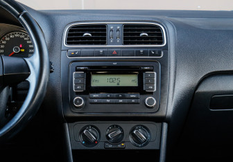 Подержанный автомобиль Volkswagen Polo Sedan 2011 года (14 фото)