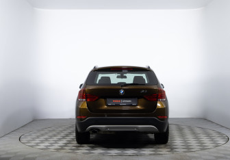 Подержанный автомобиль BMW X1 2013 года (6 фото)