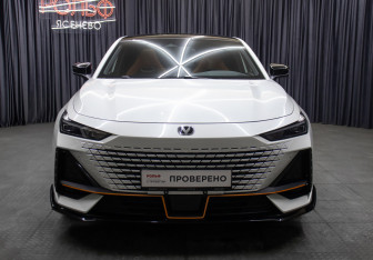 Подержанный автомобиль Changan UNI-V 2023 года (2 фото)