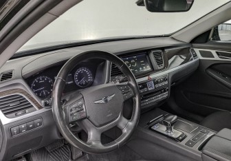 Подержанный автомобиль Genesis G80 2019 года (13 фото)