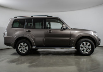 Подержанный автомобиль Mitsubishi Pajero 2012 года (4 фото)