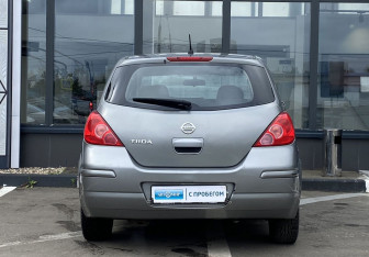 Подержанный автомобиль Nissan Tiida Hatchback 2012 года (6 фото)