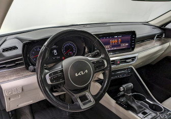 Подержанный автомобиль Kia K5 2022 года (13 фото)