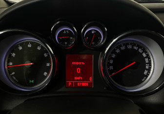 Подержанный автомобиль Opel Astra Hatchback 2011 года (11 фото)