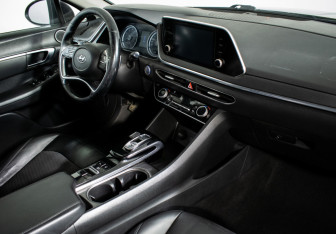 Подержанный автомобиль Hyundai Sonata 2020 года (10 фото)