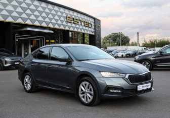 Подержанный автомобиль Skoda Octavia Liftback 2022 года (3 фото)