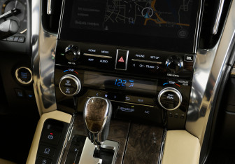 Подержанный автомобиль Toyota Alphard 2021 года (22 фото)