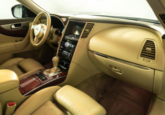 Подержанный автомобиль Infiniti QX70 2015 года (11 фото)