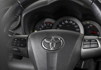 Подержанный автомобиль Toyota RAV4 2011 года (10 фото)