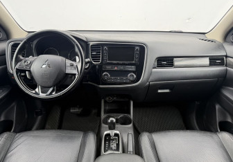 Подержанный автомобиль Mitsubishi Outlander 2012 года (12 фото)