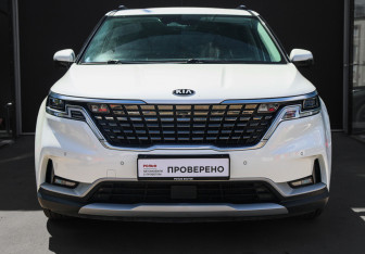 Подержанный автомобиль Kia Carnival 2021 года (2 фото)
