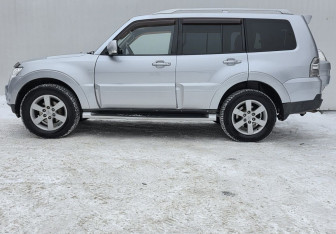 Подержанный автомобиль Mitsubishi Pajero 2008 года (8 фото)