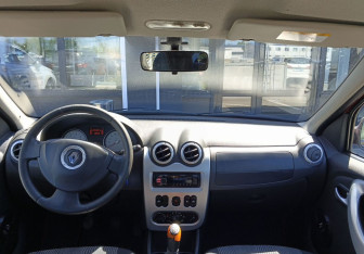 Подержанный автомобиль Renault Logan Sedan 2013 года (11 фото)